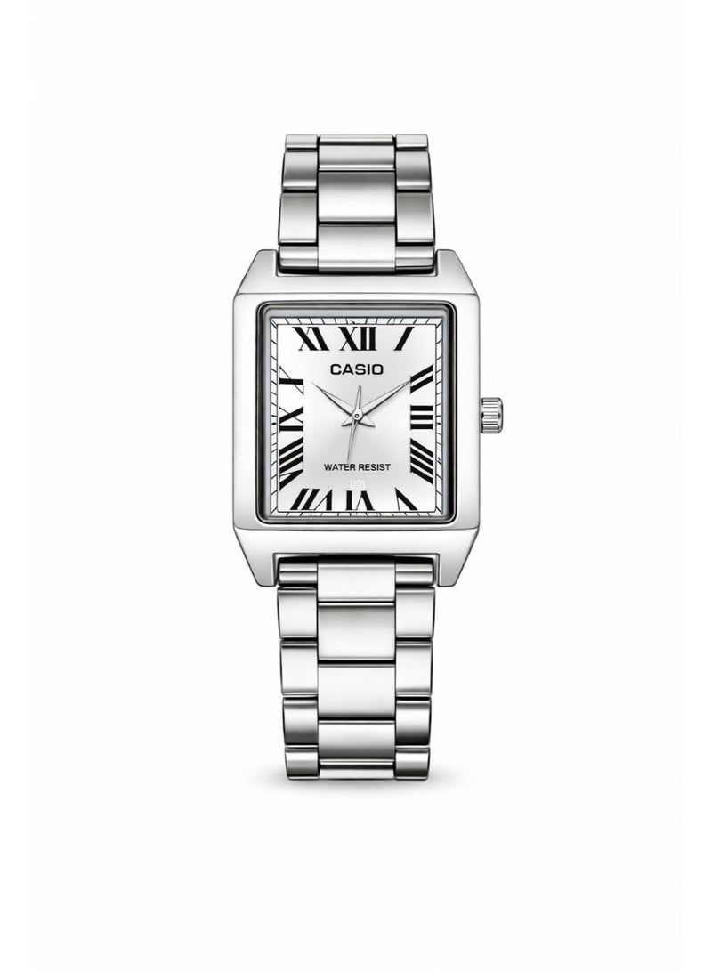 ساعة كاسيو مستطيلة من الستانلس ستيل بميناء أبيض وسوار معدني فضي